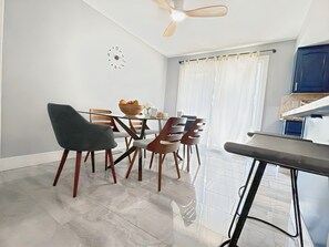 Dining - Schaumburg Modern 4BR Farmhouse w/ Private Master &  Sleeps 9. Families & groups (Schaumburg)