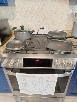 Een koelkast, een microgolfoven, een oven, een kookplaat