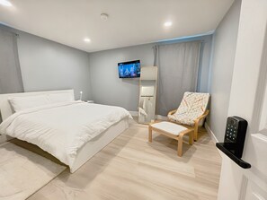 4 bedrooms, iron/ironing board, WiFi, bed sheets