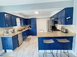 Fridge, microwave, oven, stovetop - Schaumburg Modern 4BR Farmhouse w/ Private Master &  Sleeps 9. Families & groups (Schaumburg)