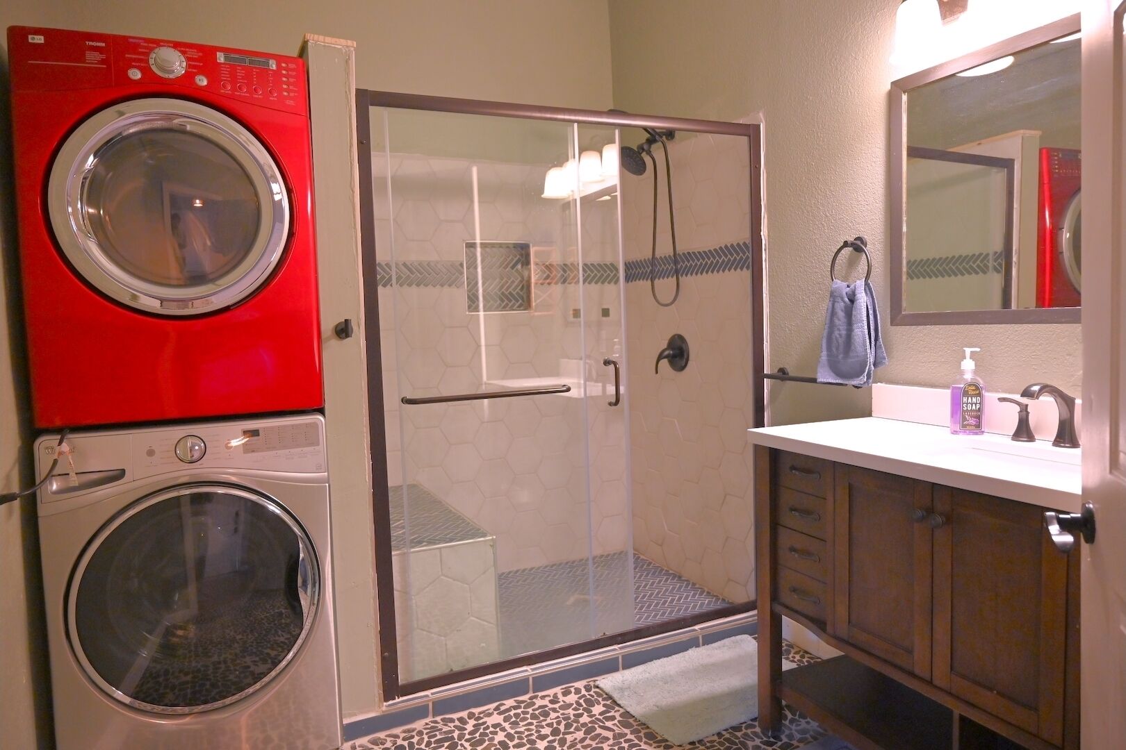 Ducha, bañera de hidromasaje, toallas y jabón