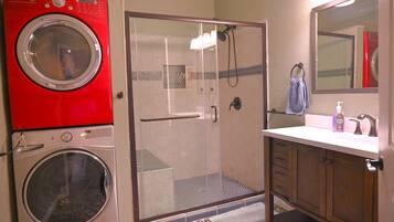 Dutxa, banyera d'hidromassatge, tovalloles i sabó