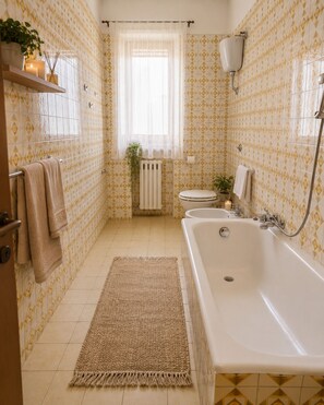 Secadora de cabello, bidet, toallas, jabón 