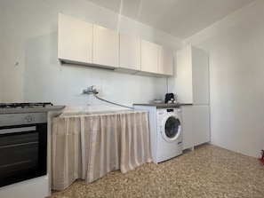 Jääkaappi, uuni, liesi, kahvin-/teenkeitin