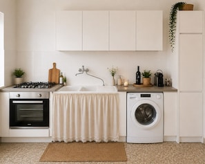 Een koelkast, een oven, een kookplaat, een koffiezetapparaat/waterkoker