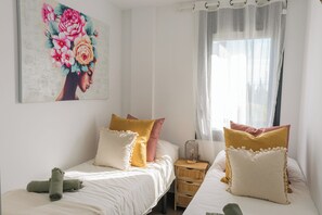 2 slaapkamers, een strijkplank/strijkijzer, internet, beddengoed