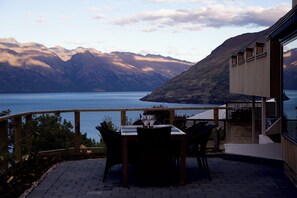 Outdoor dining - Gorgeous 5-bedroom house with hot tub in Queenstown (Queenstown)