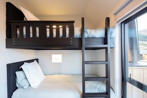 5 bedrooms, iron/ironing board, WiFi, bed sheets - Gorgeous 5-bedroom house with hot tub in Queenstown (Queenstown)