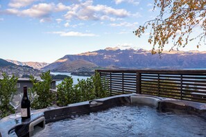 Outdoor spa tub - Gorgeous 5-bedroom house with hot tub in Queenstown (Queenstown)