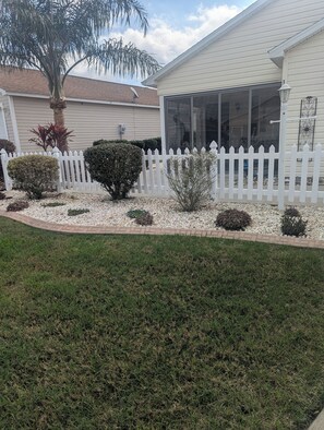Property grounds - Terrific 2 bed, 2 bath home in The Villages close to Sumter Landing w/ golf cart (The Villages)