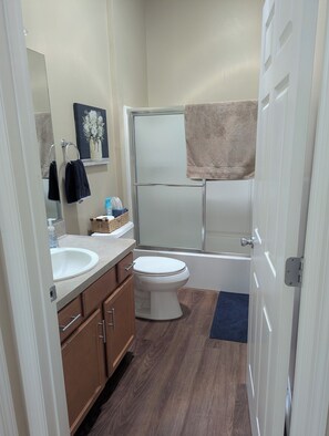 Shower, hair dryer, towels, soap - Terrific 2 bed, 2 bath home in The Villages close to Sumter Landing w/ golf cart (The Villages)