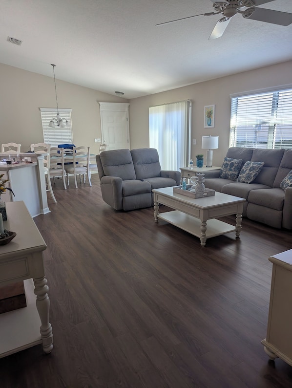 Smart TV - Terrific 2 bed, 2 bath home in The Villages close to Sumter Landing w/ golf cart (The Villages)