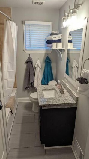 Hårtork, handdukar, tvål och toalettpapper