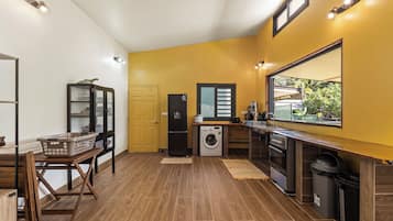 Bangalô, várias camas, de frente para o oceano | Cozinha privada | Geladeira, micro-ondas, fogão, cooktop