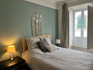 3 عدّة غرف نوم ومكواة/لوح كي وواي فاي وملاءات أسرّة