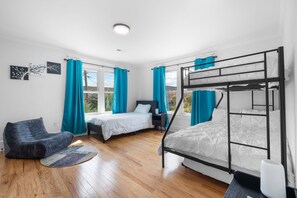4 habitaciones, tabla de planchar con plancha y acceso a internet