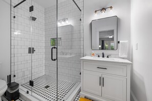 Douche, séchoir à cheveux, serviettes fournies, savon