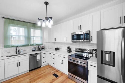 4BD/fenced backyard/Close to Duke