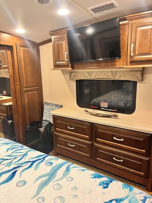 1 bedroom, bed sheets