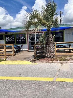 Exterior - The Sand Castle – Steps to Beach, Bay Fishing & Local Eats (North Topsail Beach)