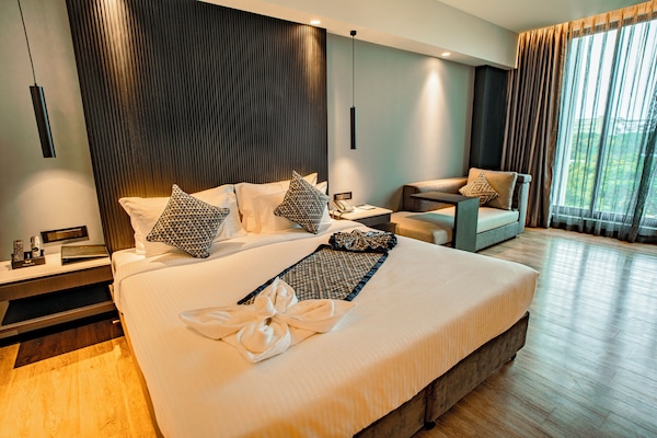 Premium Room | Desk, laptop workspace, iron/ironing board