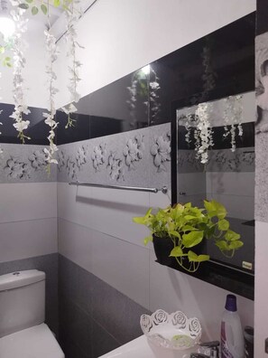 Comfort-Doppel- oder -Zweibettzimmer, Gartenblick | Badezimmer | Kostenlose Toilettenartikel, Hausschuhe, Handtücher, Seife