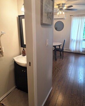 A bathroom with a sink, mirror, and towel rack. - ○Small Town Pearl○ 2Level Hidden Gem Near RedDeer│1K+2Q│Private Yard│Firepit+BBQ (Penhold)