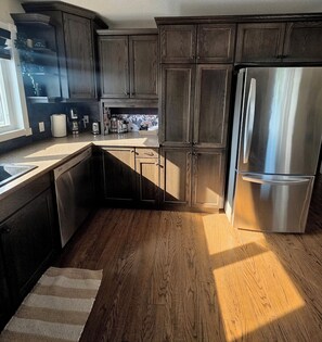 Coffee/tea maker, fridge, microwave, oven