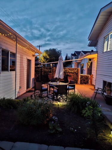 ○Small Town Pearl○ 2Level Hidden Gem Near RedDeer│1K+2Q│Private Yard│Firepit+BBQ