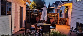 ○Small Town Pearl○ 2Level Hidden Gem Near RedDeer│1K+2Q│Private Yard│Firepit+BBQ