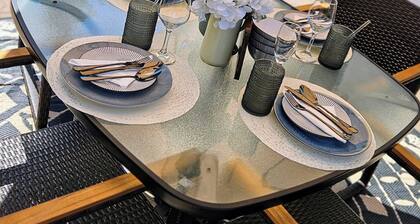 ○Small Town Pearl○ 2Level Hidden Gem Near RedDeer│1K+2Q│Private Yard│Firepit+BBQ