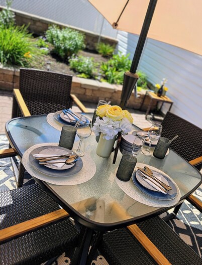 ○Small Town Pearl○ 2Level Hidden Gem Near RedDeer│1K+2Q│Private Yard│Firepit+BBQ