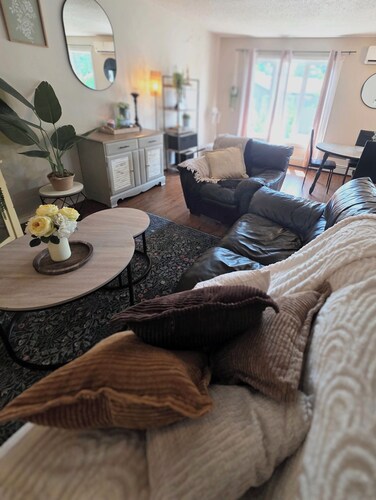 ○Small Town Pearl○ 2Level Hidden Gem Near RedDeer│1K+2Q│Private Yard│Firepit+BBQ