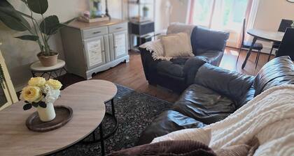 ○Small Town Pearl○ 2Level Hidden Gem Near RedDeer│1K+2Q│Private Yard│Firepit+BBQ