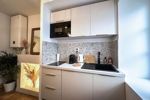 ثلا�جة، ميكروويف، موقد طهي مسطح، ماكينة لصنع القهوة/الشاي