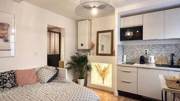 Een bureau, een strijkplank/strijkijzer, reisbedje, gratis wifi