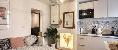 Escritorio, tabla de planchar con plancha, cuna de viaje y wifi gratis