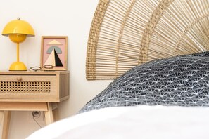 1 chambre, bureau, fer et planche à repasser, lit parapluie