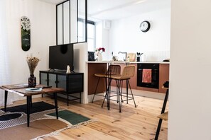 Réfrigérateur, four à micro-ondes, un four, surface de cuisson