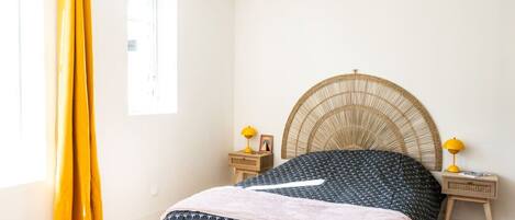 1 chambre, bureau, fer et planche à repasser, lit parapluie