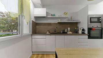 Een koelkast, een microgolfoven, een oven, een kookplaat