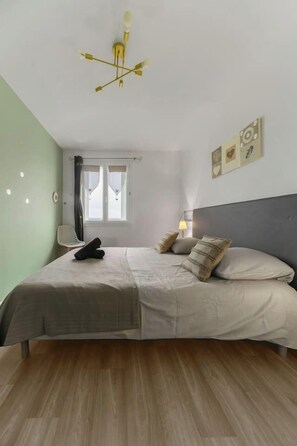 4 habitaciones, tabla de planchar con plancha y cuna de viaje