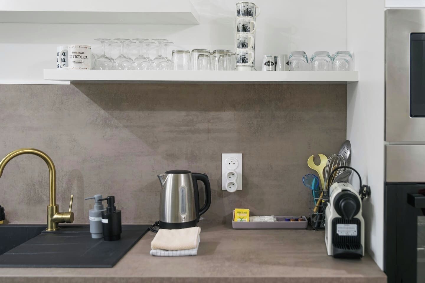 Een koelkast, een microgolfoven, een oven, een kookplaat