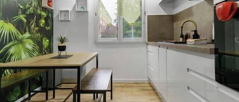 Réfrigérateur, micro-ondes, four, plaque de cuisson