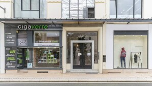 Un escaparate con un cartel que dice "cigaverte" y una vitrina que muestra productos para vapear.
