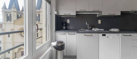 Køleskab, mikrobølgeovn, ovn, kogeplade