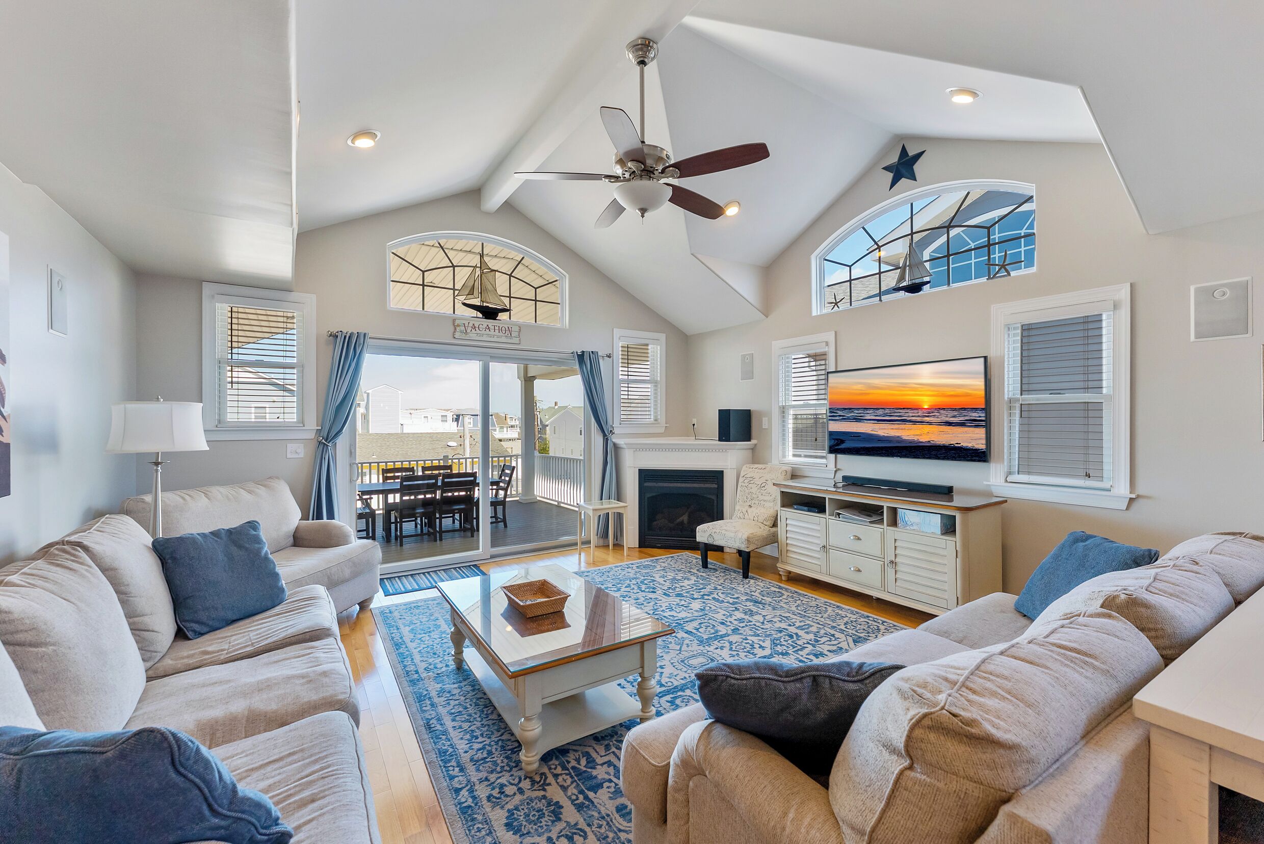 Smart-tv, een open haard, videospelletjes en een dvd-speler