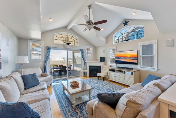 スマートテレビ、暖炉、テレビゲーム、DVD プレーヤー