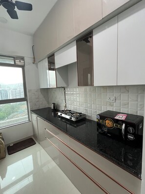 Een microgolfoven, een kookplaat