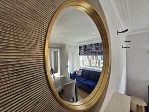 Fernseher, Kamin, Tischtennisplatte